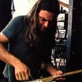 David Gilmour très affairé à bricoler son instrument...