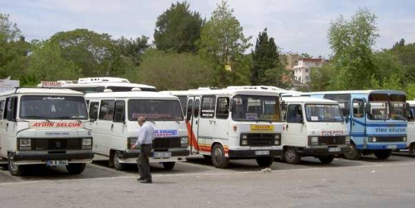Un alignement de Dolmus en Turquie