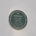 Zoom sur la plaque  à la mémoire d'Edward Elgar