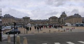 Le château de Versailles vu depuis la route.