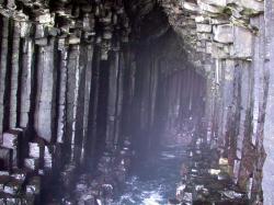 L'entrée de la grotte-cathédrale de Fingal